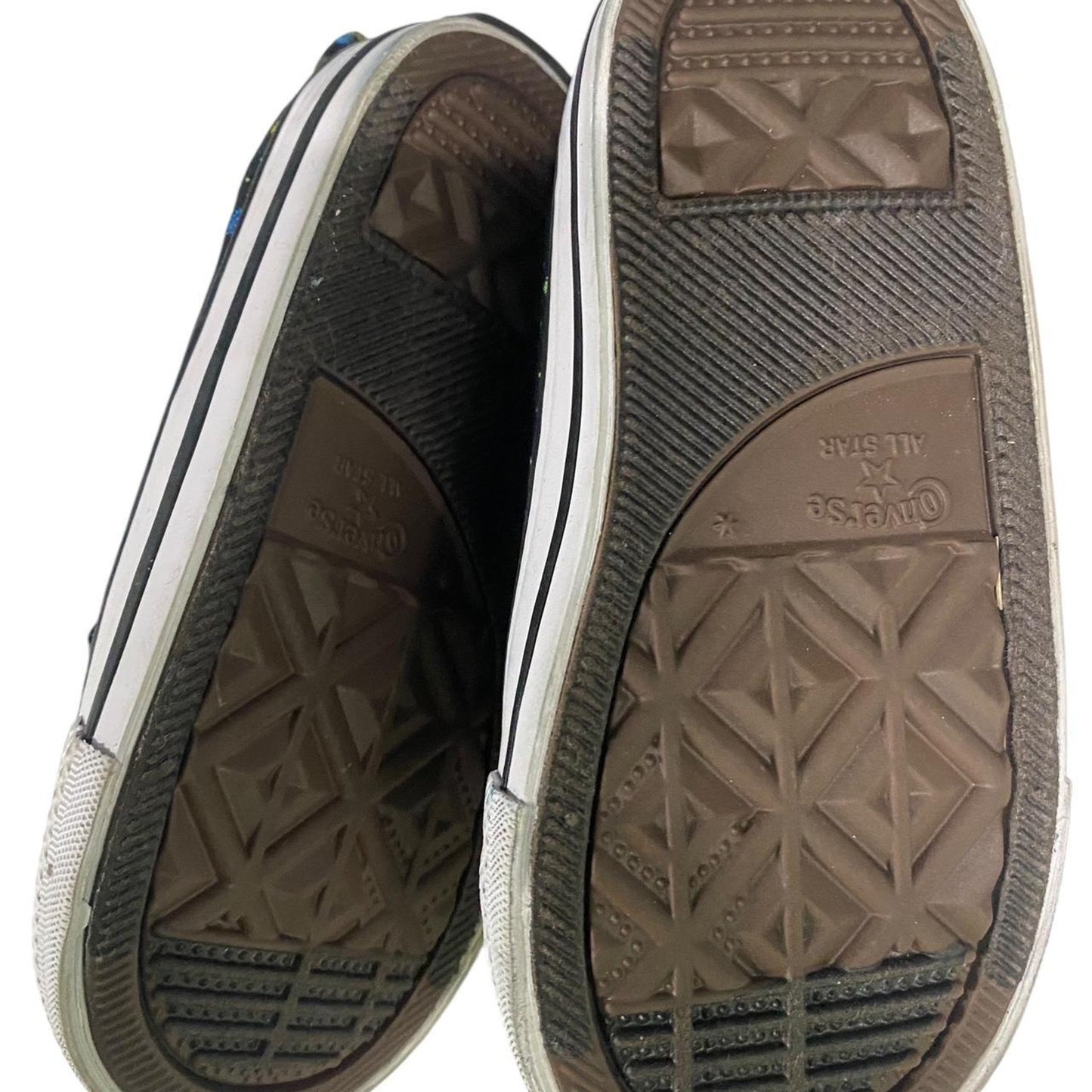 Kids size 7 converse chuck