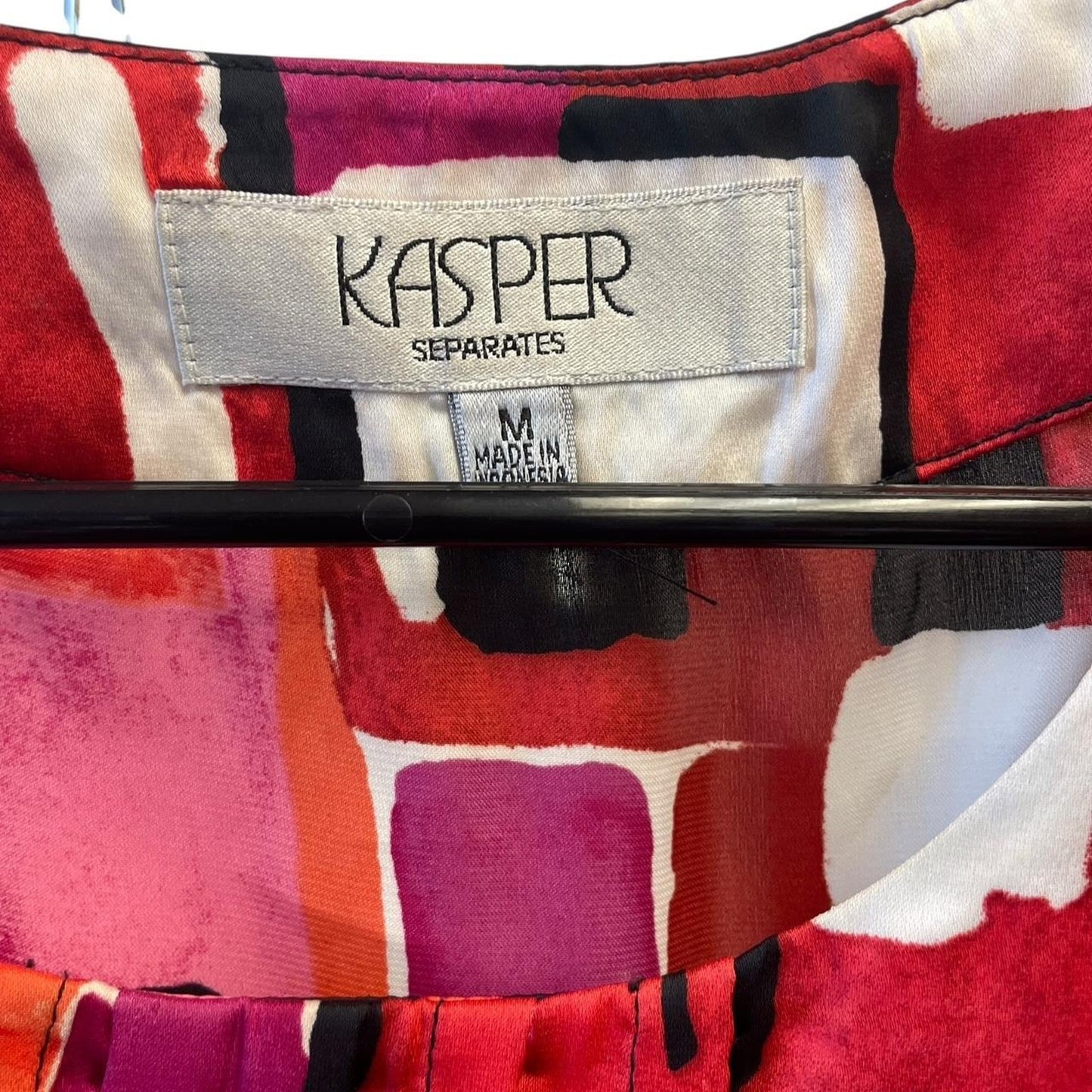 Kasper separates red and black