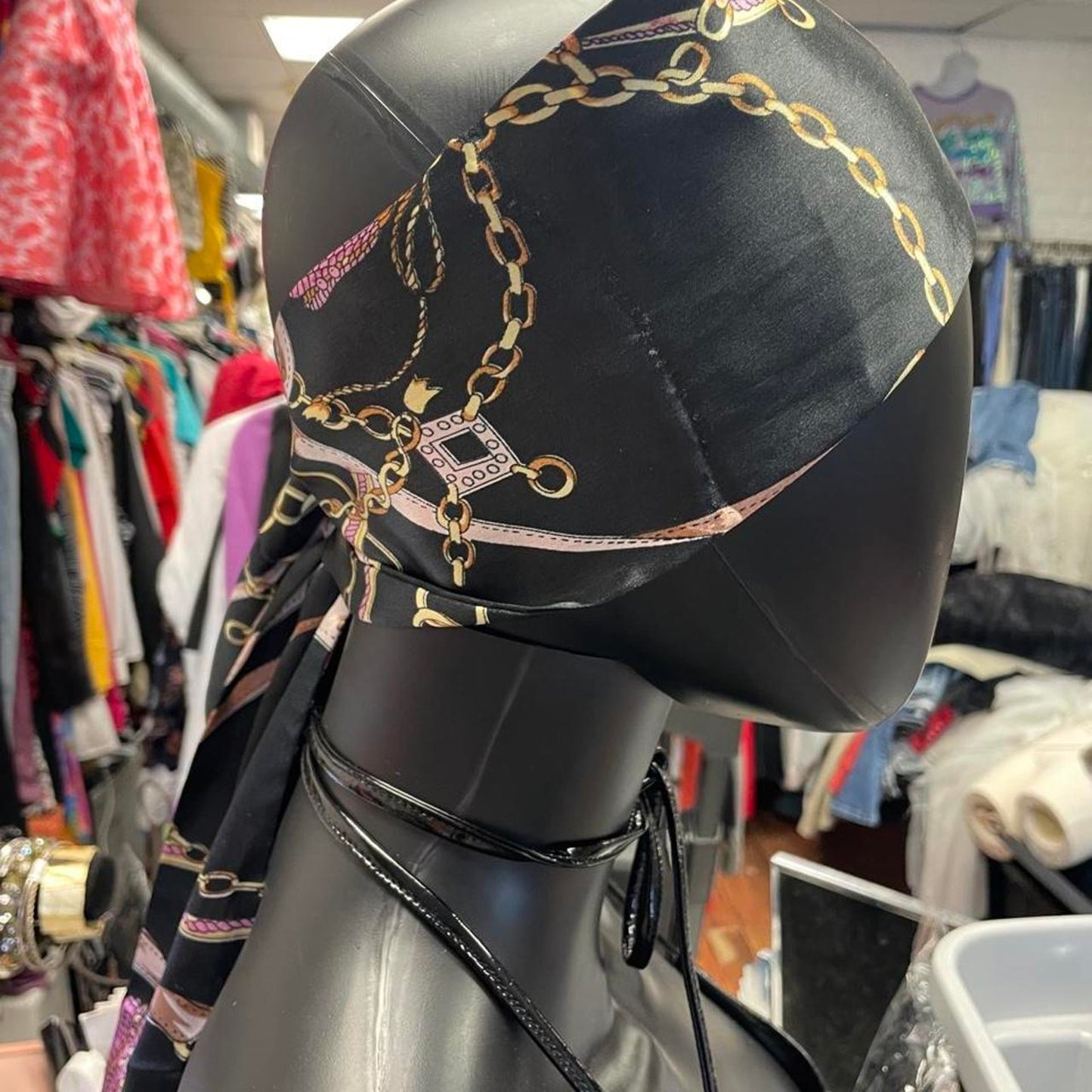 Black and gold chain print