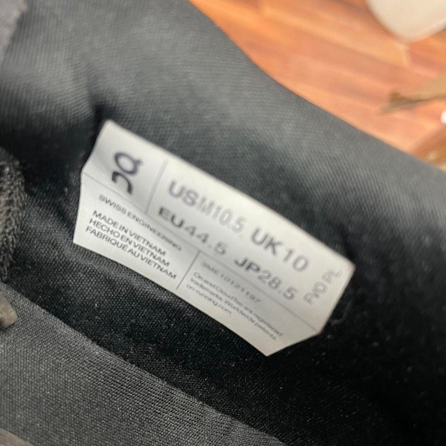 On cloud black trainers size