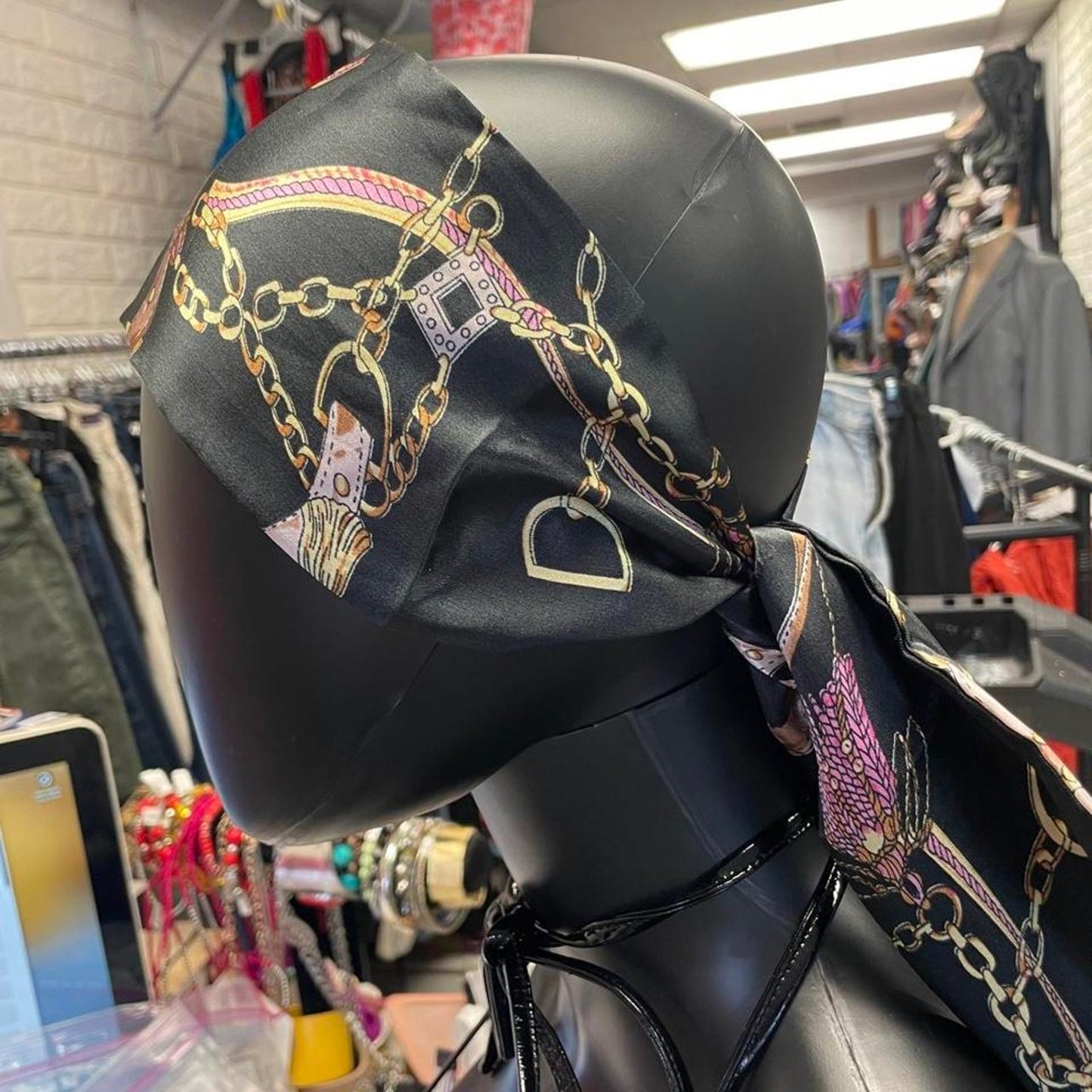 Black and gold chain print