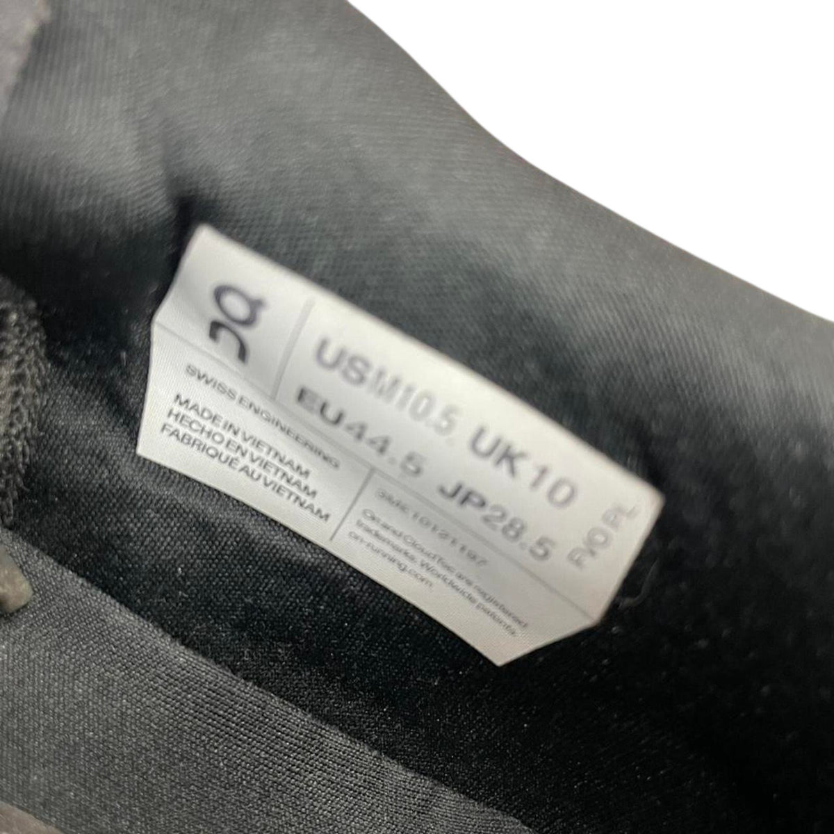 On cloud black trainers size 10.5